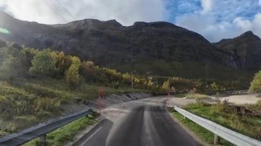 Göz kamaştırıcı Norveç manzarasında Reine köyüne yaklaşan resimli bir yolculuk.