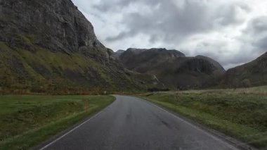 Göz kamaştırıcı Norveç manzarasında Reine köyüne yaklaşan resimli bir yolculuk.