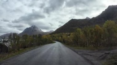 Göz kamaştırıcı Norveç manzarasında Reine köyüne yaklaşan resimli bir yolculuk.