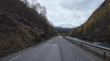 Göz kamaştırıcı Norveç manzarasında Reine köyüne yaklaşan resimli bir yolculuk.