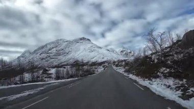 Göz kamaştırıcı Norveç manzarasında Reine köyüne yaklaşan resimli bir yolculuk.