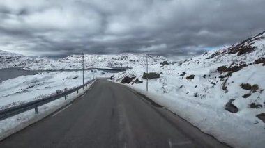 Göz kamaştırıcı Norveç manzarasında Reine köyüne yaklaşan resimli bir yolculuk.