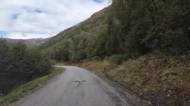 Göz kamaştırıcı Norveç manzarasında Reine köyüne yaklaşan resimli bir yolculuk.