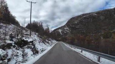 Göz kamaştırıcı Norveç manzarasında Reine köyüne yaklaşan resimli bir yolculuk.