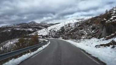 Göz kamaştırıcı Norveç manzarasında Reine köyüne yaklaşan resimli bir yolculuk.