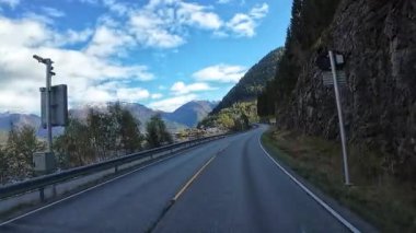 Göz kamaştırıcı Norveç manzarasında Reine köyüne yaklaşan resimli bir yolculuk.