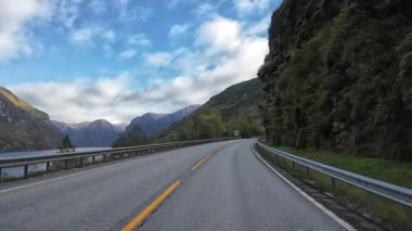 Göz kamaştırıcı Norveç manzarasında Reine köyüne yaklaşan resimli bir yolculuk.