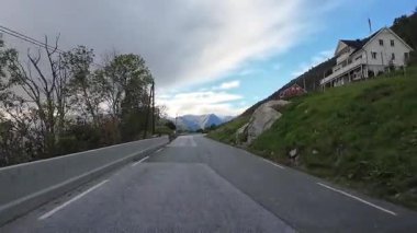 Göz kamaştırıcı Norveç manzarasında Reine köyüne yaklaşan resimli bir yolculuk.