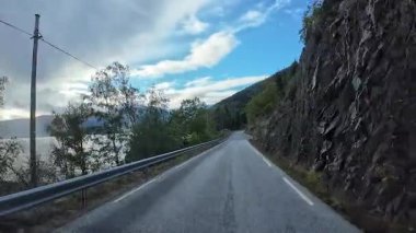 Göz kamaştırıcı Norveç manzarasında Reine köyüne yaklaşan resimli bir yolculuk.