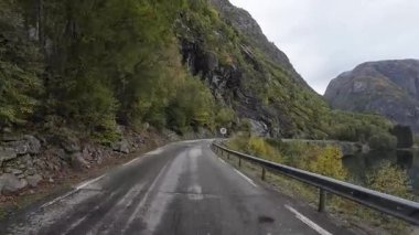 Göz kamaştırıcı Norveç manzarasında Reine köyüne yaklaşan resimli bir yolculuk.