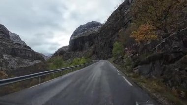 Göz kamaştırıcı Norveç manzarasında Reine köyüne yaklaşan resimli bir yolculuk.