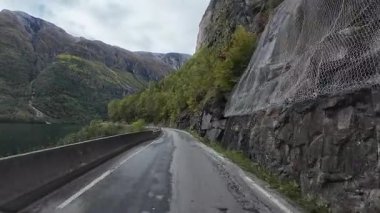 Göz kamaştırıcı Norveç manzarasında Reine köyüne yaklaşan resimli bir yolculuk.