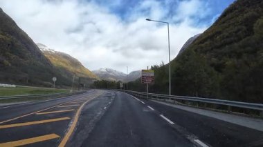 Göz kamaştırıcı Norveç manzarasında Reine köyüne yaklaşan resimli bir yolculuk.