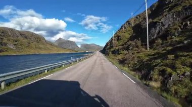 Bakış açısı, güneşli bir günde Norveç 'te bir sahil yolunda bir karavan sürerken çekilmiş.