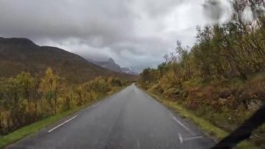Bakış açısı, güneşli bir günde Norveç 'te bir sahil yolunda bir karavan sürerken çekilmiş.