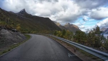 Bakış açısı, güneşli bir günde Norveç 'te bir sahil yolunda bir karavan sürerken çekilmiş.