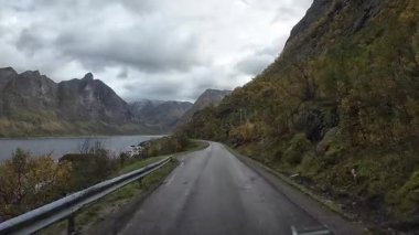 Bakış açısı, güneşli bir günde Norveç 'te bir sahil yolunda bir karavan sürerken çekilmiş.