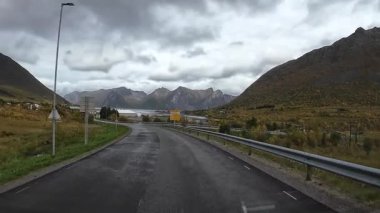 Bakış açısı, güneşli bir günde Norveç 'te bir sahil yolunda bir karavan sürerken çekilmiş.