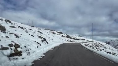 Bakış açısı, güneşli bir günde Norveç 'te bir sahil yolunda bir karavan sürerken çekilmiş.