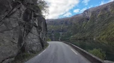 Bakış açısı, güneşli bir günde Norveç 'te bir sahil yolunda bir karavan sürerken çekilmiş.