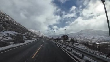 Bakış açısı, güneşli bir günde Norveç 'te bir sahil yolunda bir karavan sürerken çekilmiş.