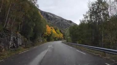 Güneşli bir günde Lofoten Adaları 'nın güzel manzarası olan bir dağ yolunda karavanla yolculuk yapmak.