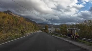 Lofoten Adaları, Norveç; 11 Eylül 2024: Lofoten 'de dağlarla ve fiyortlarla çarpıcı bir sahil yolu boyunca araba sürerken çekilen görüntüler