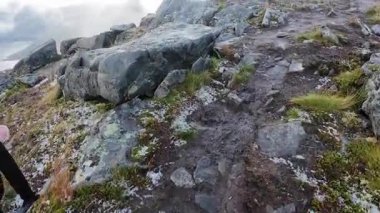 Lofoten Adaları, Norveç; 11 Eylül 2024: Lofoten 'de dağlarla ve fiyortlarla çarpıcı bir sahil yolu boyunca araba sürerken çekilen görüntüler