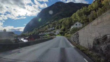 Lofoten Adaları, Norveç; 11 Eylül 2024: Lofoten 'de dağlarla ve fiyortlarla çarpıcı bir sahil yolu boyunca araba sürerken çekilen görüntüler