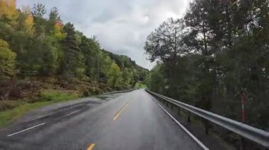 Lofoten Adaları, Norveç; 11 Eylül 2024: Lofoten 'de dağlarla ve fiyortlarla çarpıcı bir sahil yolu boyunca araba sürerken çekilen görüntüler