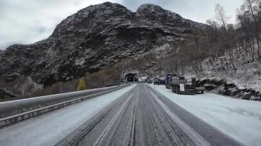 Lofoten Adaları, Norveç; 11 Eylül 2024: Lofoten 'de dağlarla ve fiyortlarla çarpıcı bir sahil yolu boyunca araba sürerken çekilen görüntüler
