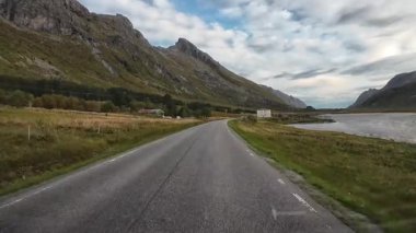 Lofoten Adaları, Norveç; 11 Eylül 2024: Güneşli bir günde Norveç 'in göz kamaştırıcı manzaralarında bir karavan sürmek