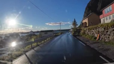 Lofoten Adaları, Norveç; 11 Eylül 2024: Güneşli bir günde Norveç 'in göz kamaştırıcı manzaralarında bir karavan sürmek