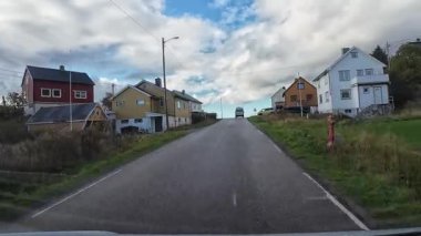 Lofoten Adaları, Norveç; 11 Eylül 2024: Güneşli bir günde Norveç 'in göz kamaştırıcı manzaralarında bir karavan sürmek