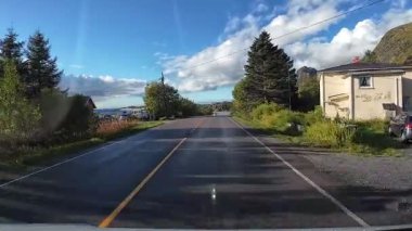 Lofoten Adaları, Norveç; 11 Eylül 2024: Güneşli bir günde Norveç 'in göz kamaştırıcı manzaralarında bir karavan sürmek