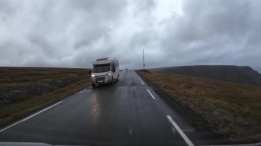 Lofoten Adaları, Norveç; 11 Eylül 2024: Güneşli bir günde Norveç 'in göz kamaştırıcı manzaralarında bir karavan sürmek