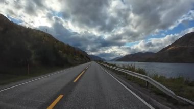 Lofoten Adaları, Norveç; 11 Eylül 2024: Güneşli bir günde Norveç 'in göz kamaştırıcı manzaralarında bir karavan sürmek