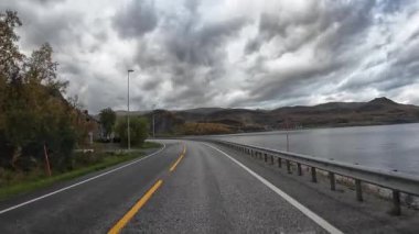 Lofoten Adaları, Norveç; 11 Eylül 2024: Güneşli bir günde Norveç 'in göz kamaştırıcı manzaralarında bir karavan sürmek