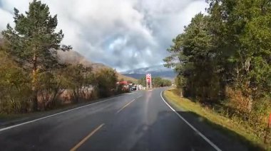 Lofoten Adaları, Norveç; 11 Eylül 2024: Güneşli bir günde Norveç 'in göz kamaştırıcı manzaralarında bir karavan sürmek