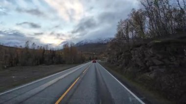 Lofoten Adaları, Norveç; 11 Eylül 2024: Güneşli bir günde Norveç 'in göz kamaştırıcı manzaralarında bir karavan sürmek