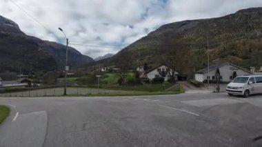 Lofoten Adaları, Norveç; 11 Eylül 2024: Güneşli bir günde Norveç 'in göz kamaştırıcı manzaralarında bir karavan sürmek