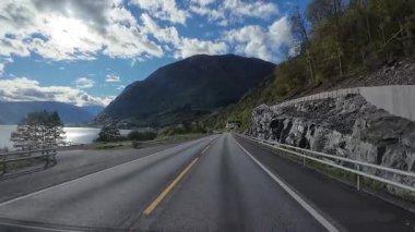 Lofoten Adaları, Norveç; 11 Eylül 2024: Güneşli bir günde Norveç 'in göz kamaştırıcı manzaralarında bir karavan sürmek