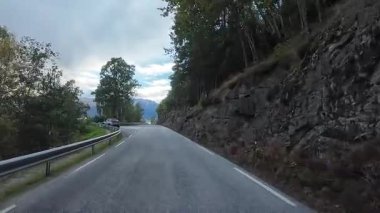 Lofoten Adaları, Norveç; 11 Eylül 2024: Güneşli bir günde Norveç 'in göz kamaştırıcı manzaralarında bir karavan sürmek