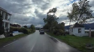 Lofoten Adaları, Norveç; 11 Eylül 2024: Güneşli bir günde Norveç 'in göz kamaştırıcı manzaralarında bir karavan sürmek