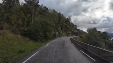 Lofoten Adaları, Norveç; 11 Eylül 2024: Güneşli bir günde Norveç 'in göz kamaştırıcı manzaralarında bir karavan sürmek