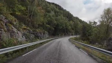 Lofoten Adaları, Norveç; 11 Eylül 2024: Güneşli bir günde Norveç 'in göz kamaştırıcı manzaralarında bir karavan sürmek