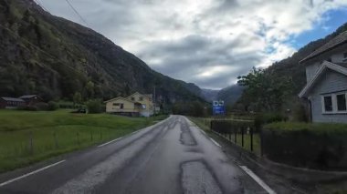 Lofoten Adaları, Norveç; 11 Eylül 2024: Güneşli bir günde Norveç 'in göz kamaştırıcı manzaralarında bir karavan sürmek