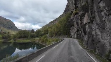 Lofoten Adaları, Norveç; 11 Eylül 2024: Güneşli bir günde Norveç 'in göz kamaştırıcı manzaralarında bir karavan sürmek