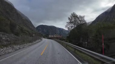 Lofoten Adaları, Norveç; 11 Eylül 2024: Güneşli bir günde Norveç 'in göz kamaştırıcı manzaralarında bir karavan sürmek