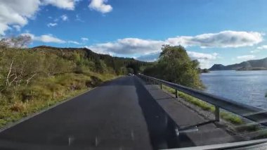 Lofoten Adaları, Norveç; 11 Eylül 2024: Güneşli bir günde Norveç 'te manzaralı bir yolda giden bir karavanın bakış açısı